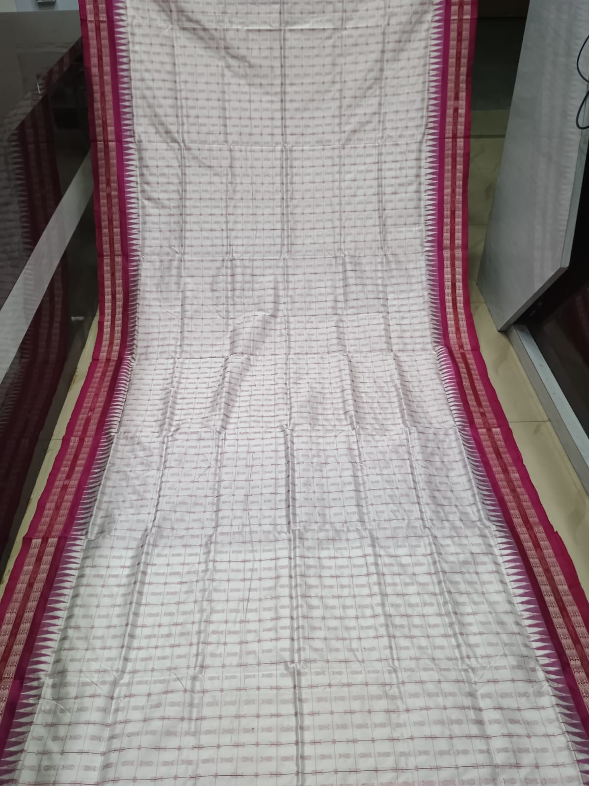 White Magenta Hazarbuti Tussar Silk Saree