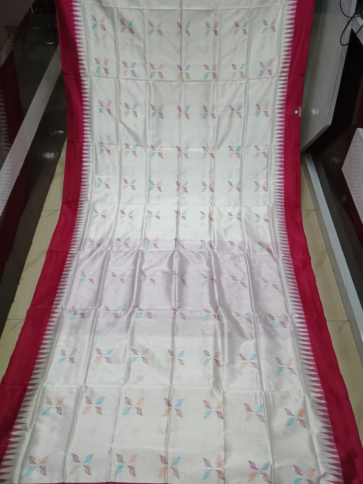 White Magenta Leaf Design Bomkai Silk Saree