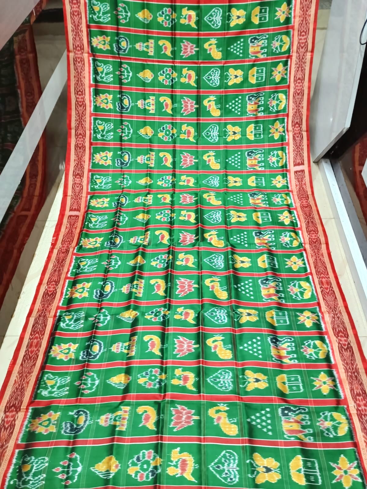 Green Red Nabakothi Kalashi Pallu Silk Saree