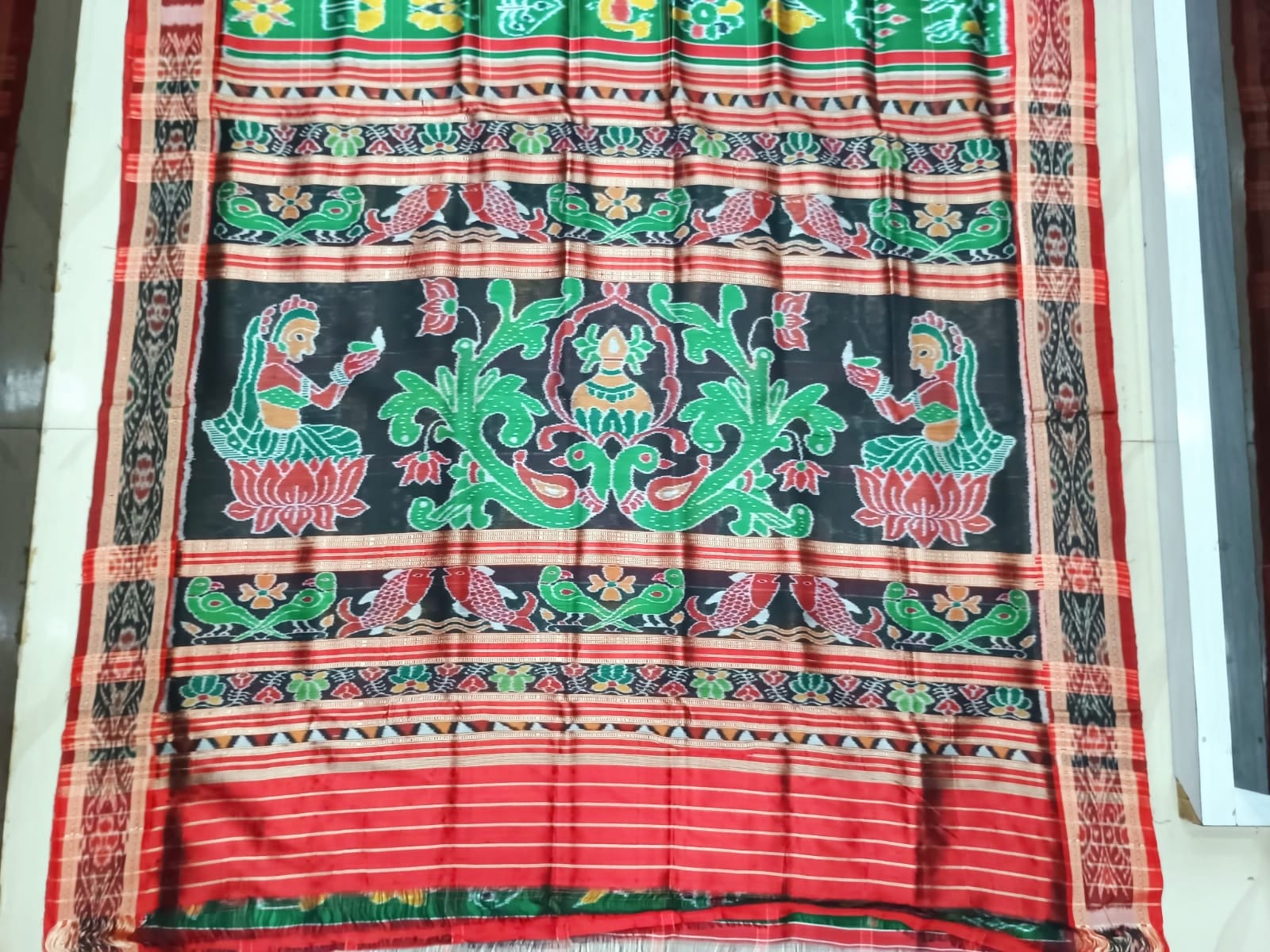 Green Red Nabakothi Kalashi Pallu Silk Saree