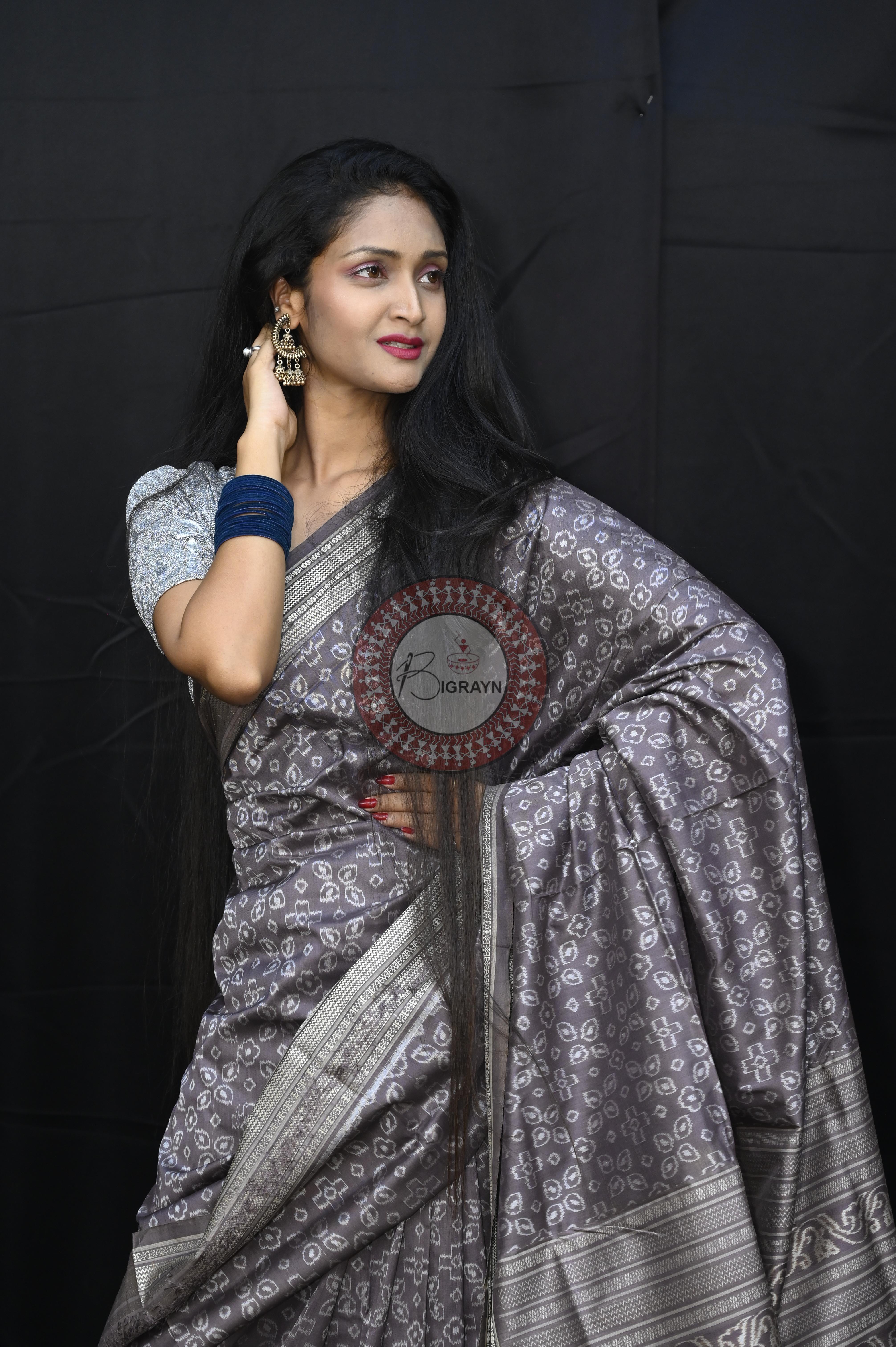 Light Grey Mini Pasapali Flower Design Natural Dye Sambalpuri Silk Saree