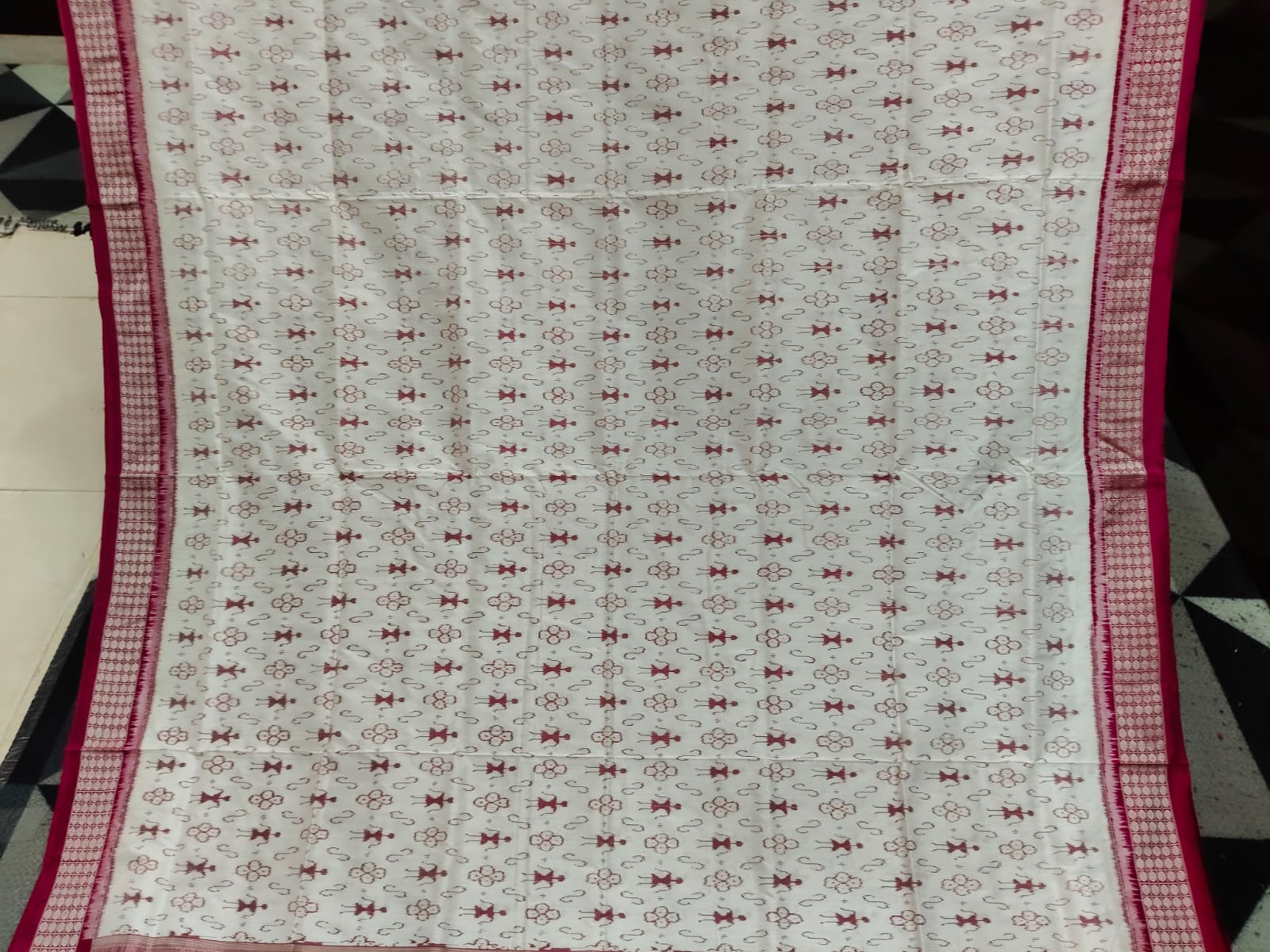 White Magenta Tribal & Flower Design Sambalpuri Silk Saree