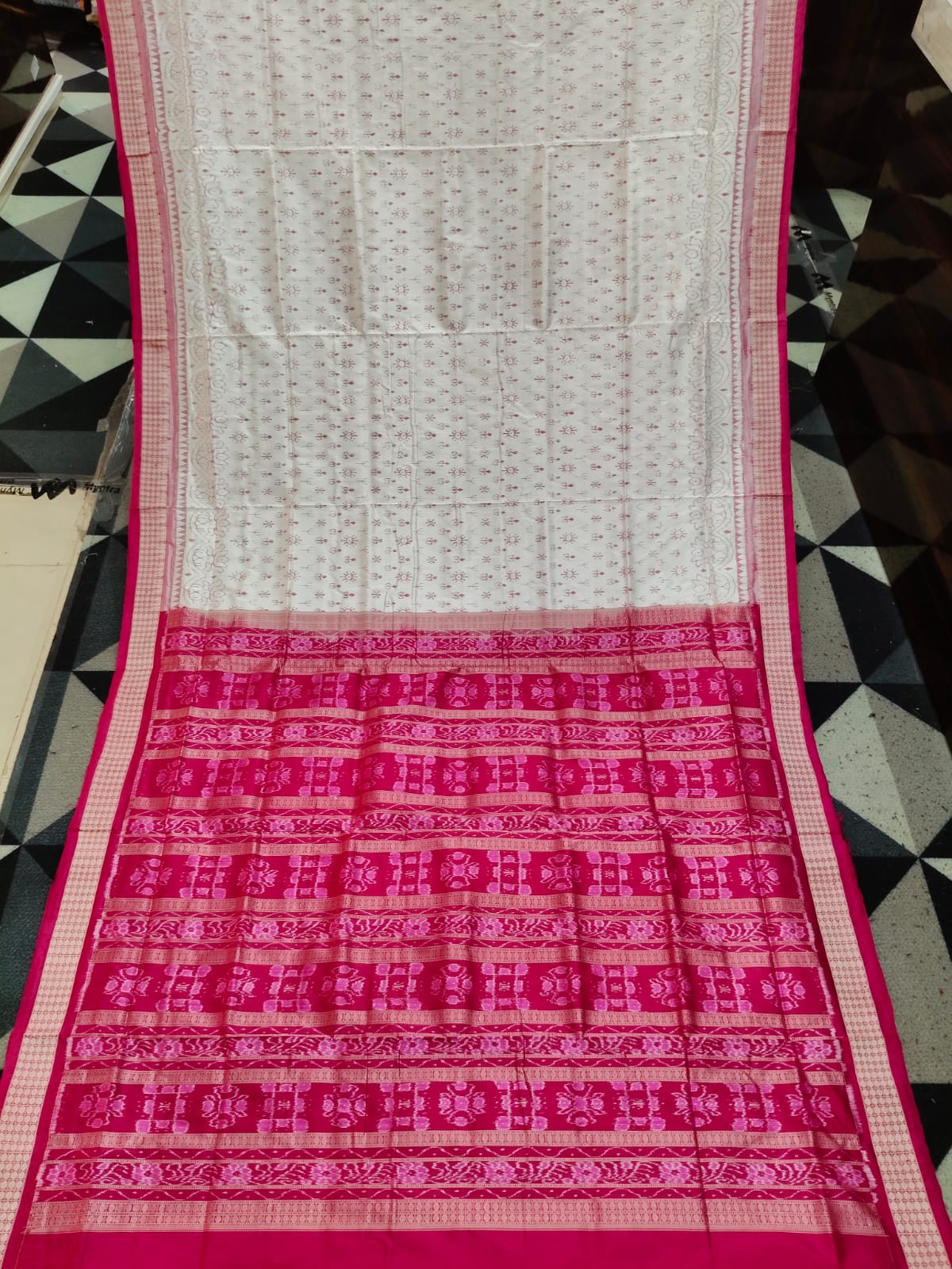 White Magenta Mini Flower Design Sambalpuri Silk Saree