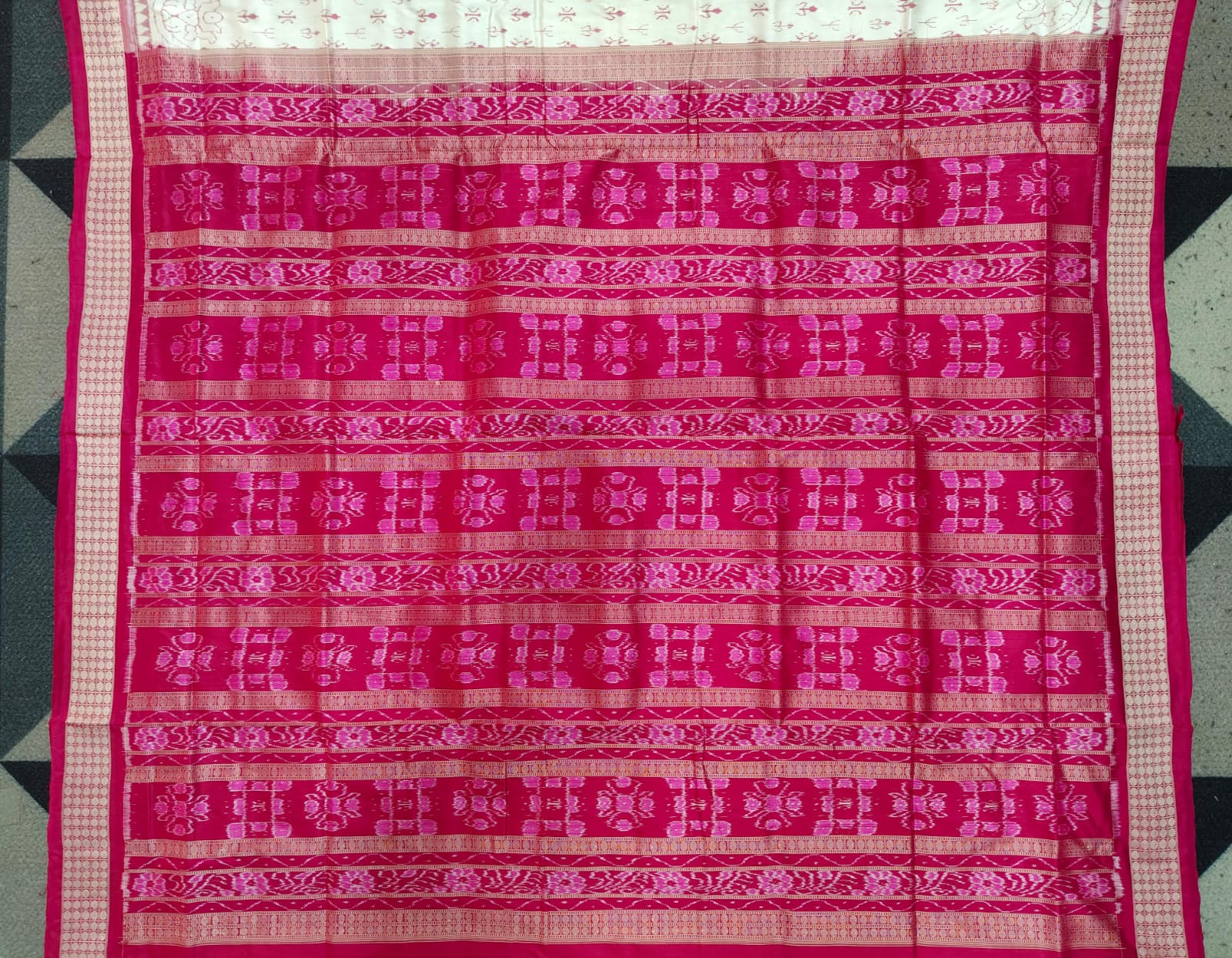 White Magenta Mini Flower Design Sambalpuri Silk Saree