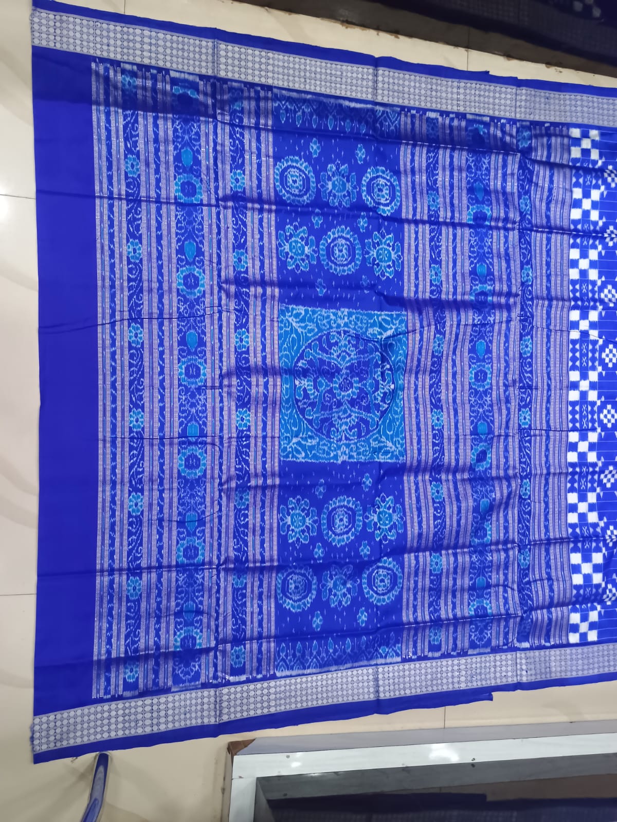Royal Blue and White Handwoven Sambalpuri Vichitrapuri Bomkai Silk Saree