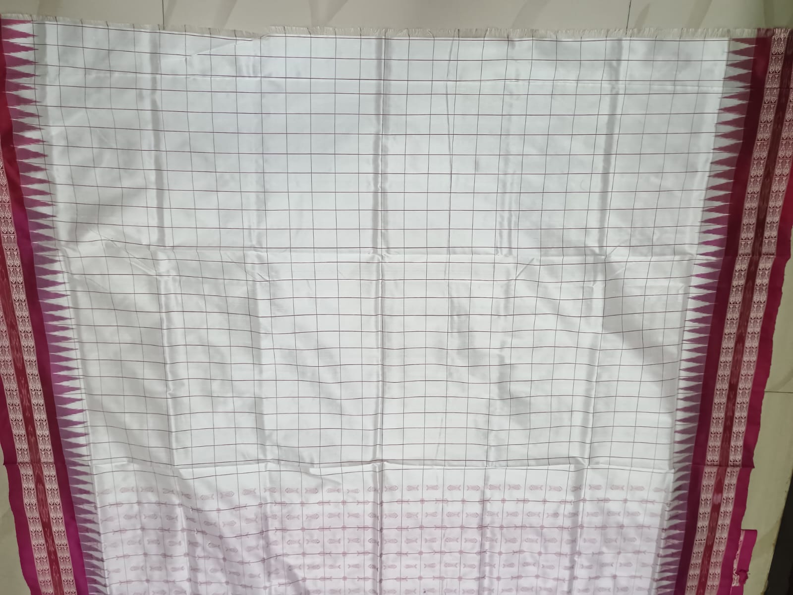 White Magenta Hazarbuti Tussar Silk Saree