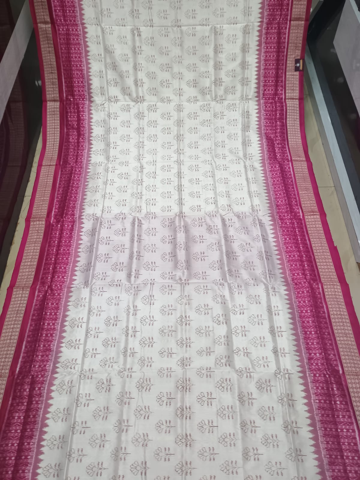 White Magenta Flower Ek Chandia Design Sambalpuri Silk Saree