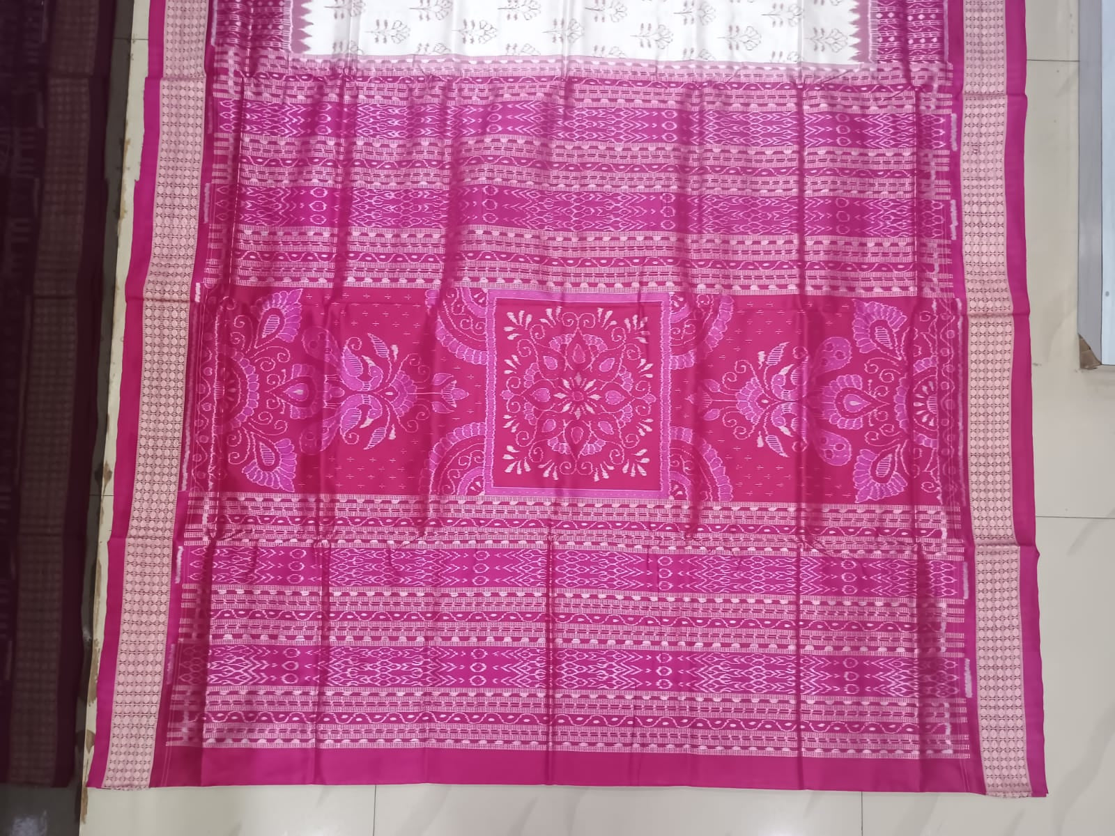 White Magenta Flower Ek Chandia Design Sambalpuri Silk Saree