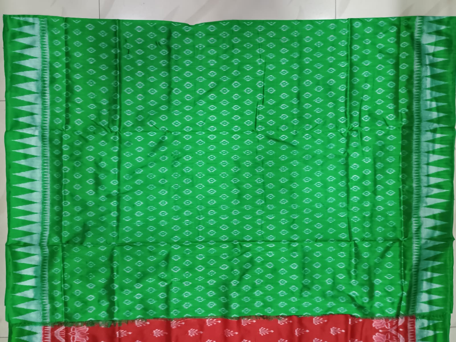 Red Green Flower Ek Chandia Sambalpuri Silk Saree