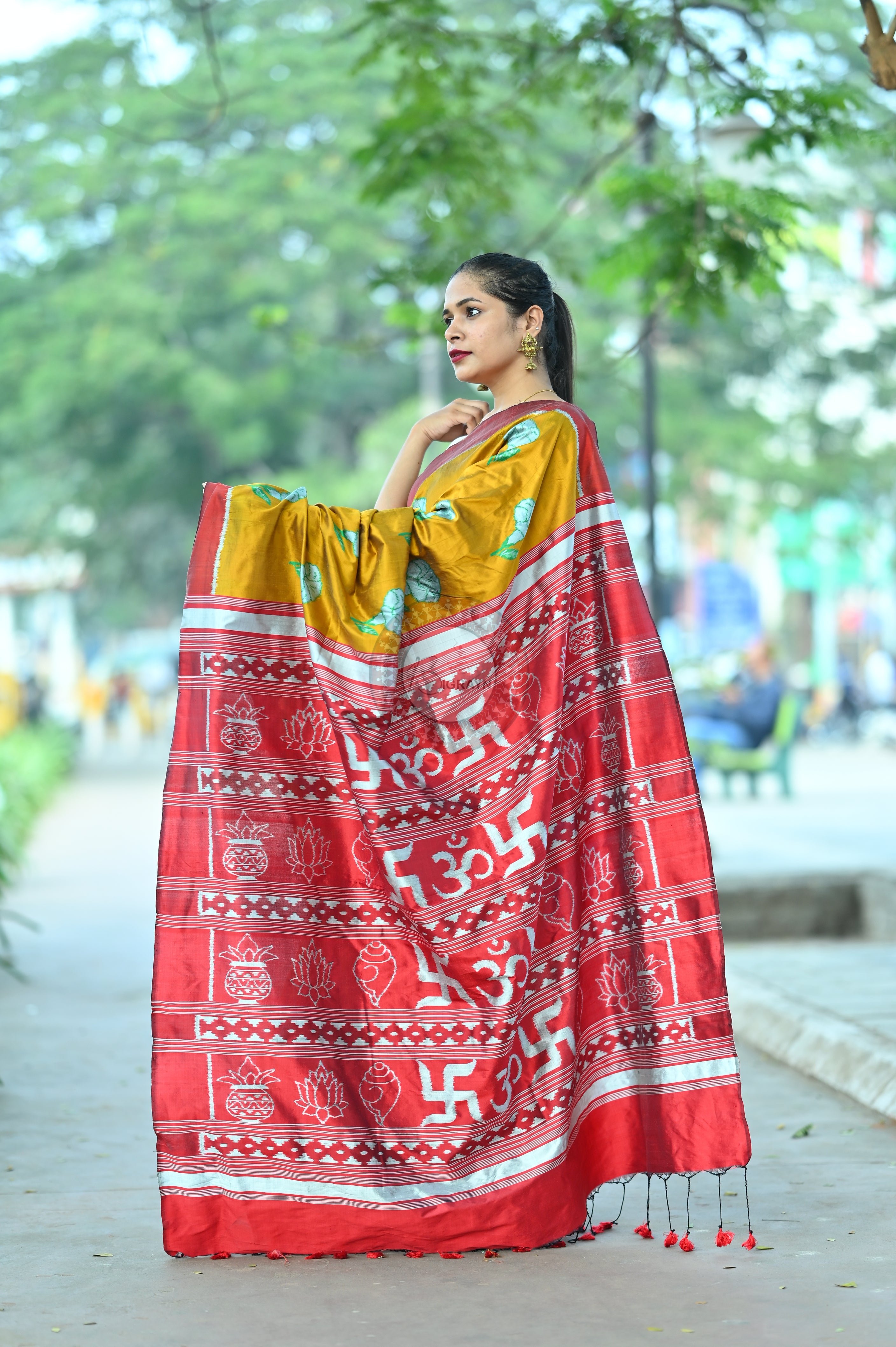 Golden Red Dudura Flower Mulberry Silk Saree