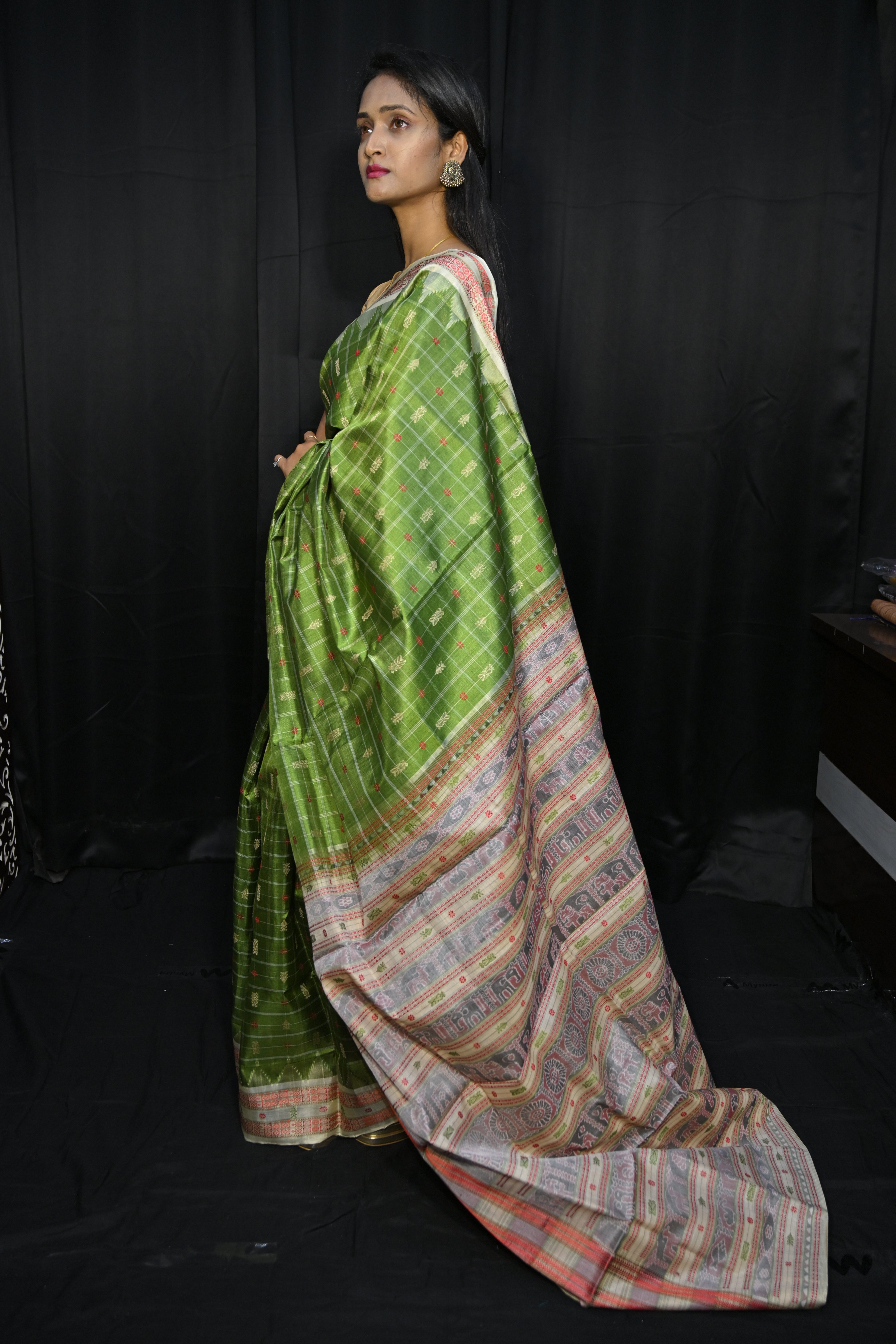 Mehendi Green Creame Hazarbuti Tussar Silk Saree