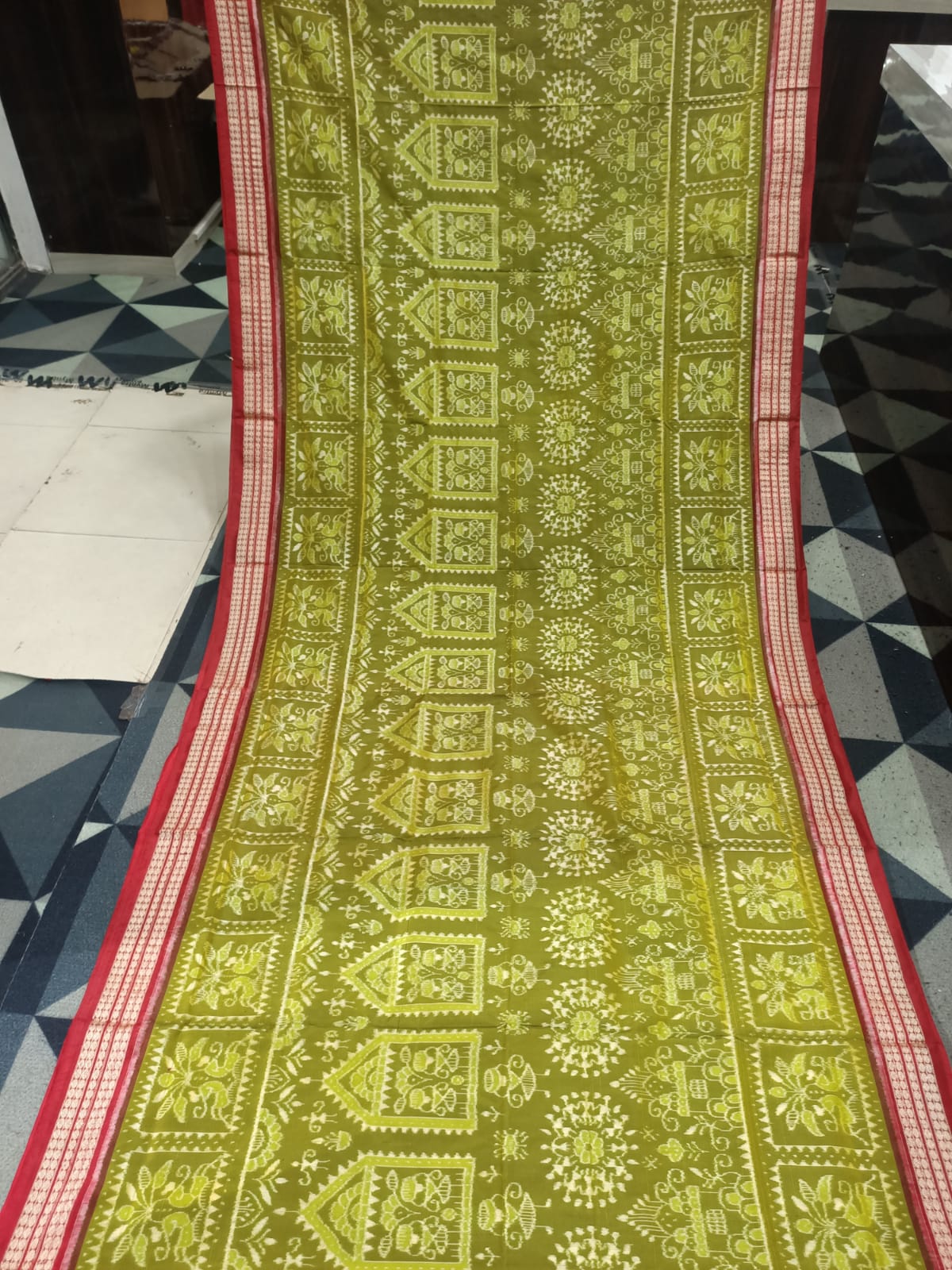 Mehndi Maroon Round Tribal Design Sambalpuri Semi Silk Saree