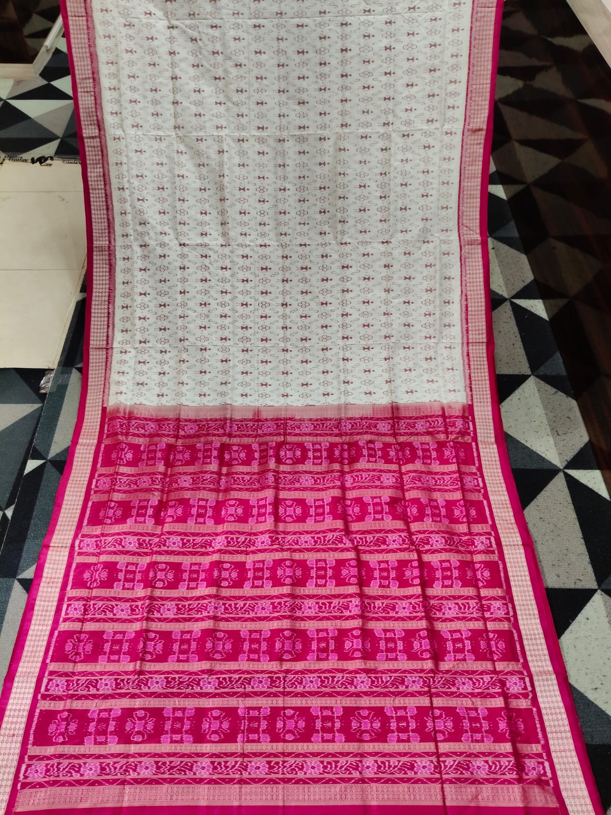 White Magenta Tribal & Flower Design Sambalpuri Silk Saree