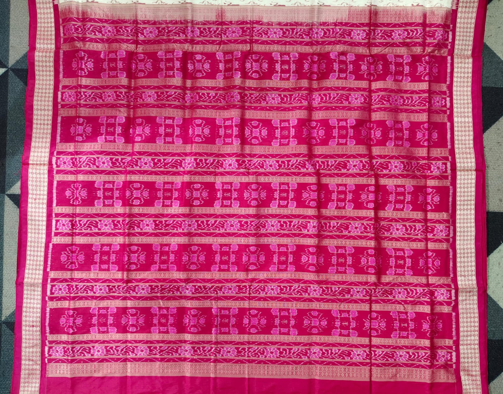 White Magenta Tribal & Flower Design Sambalpuri Silk Saree