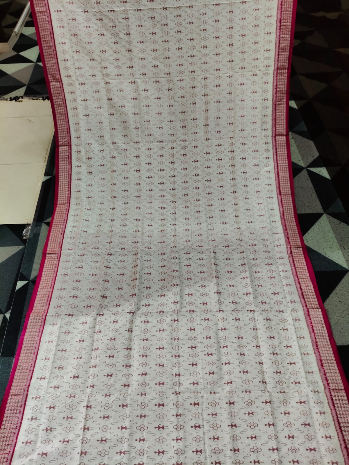 White Magenta Tribal & Flower Design Sambalpuri Silk Saree