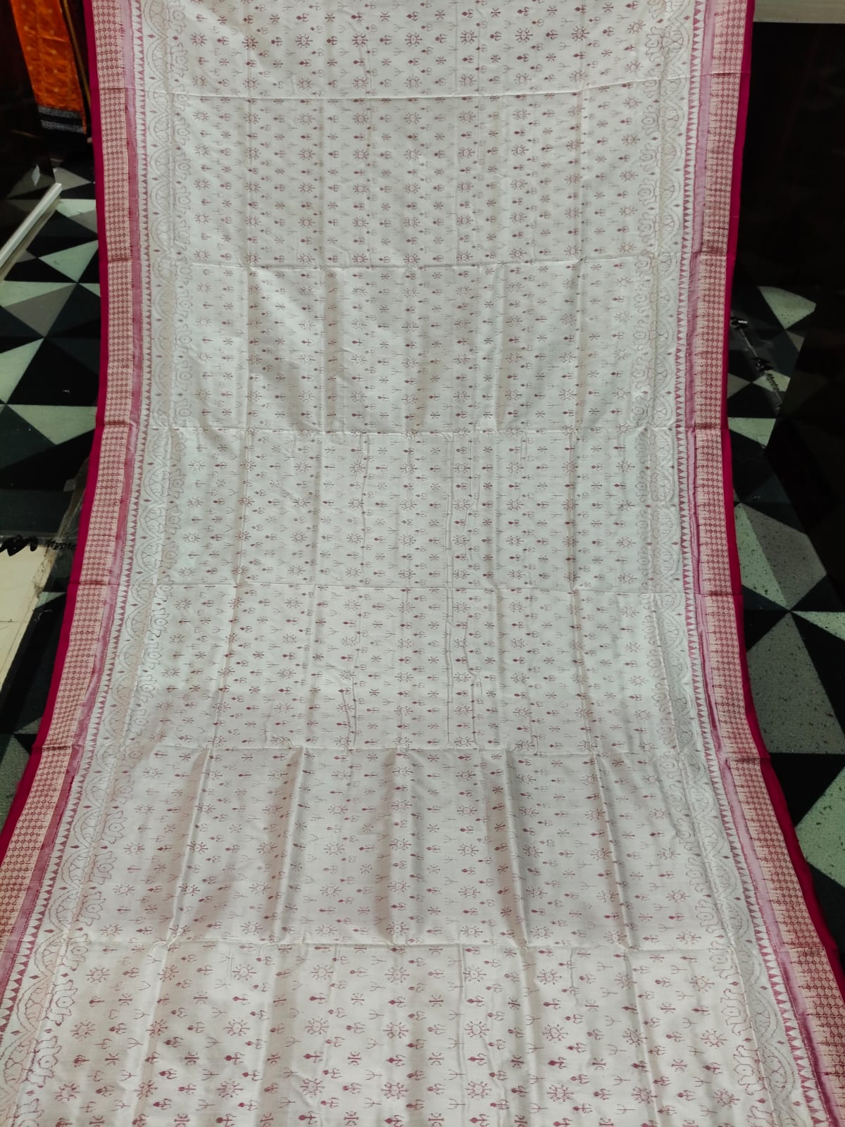 White Magenta Mini Flower Design Sambalpuri Silk Saree