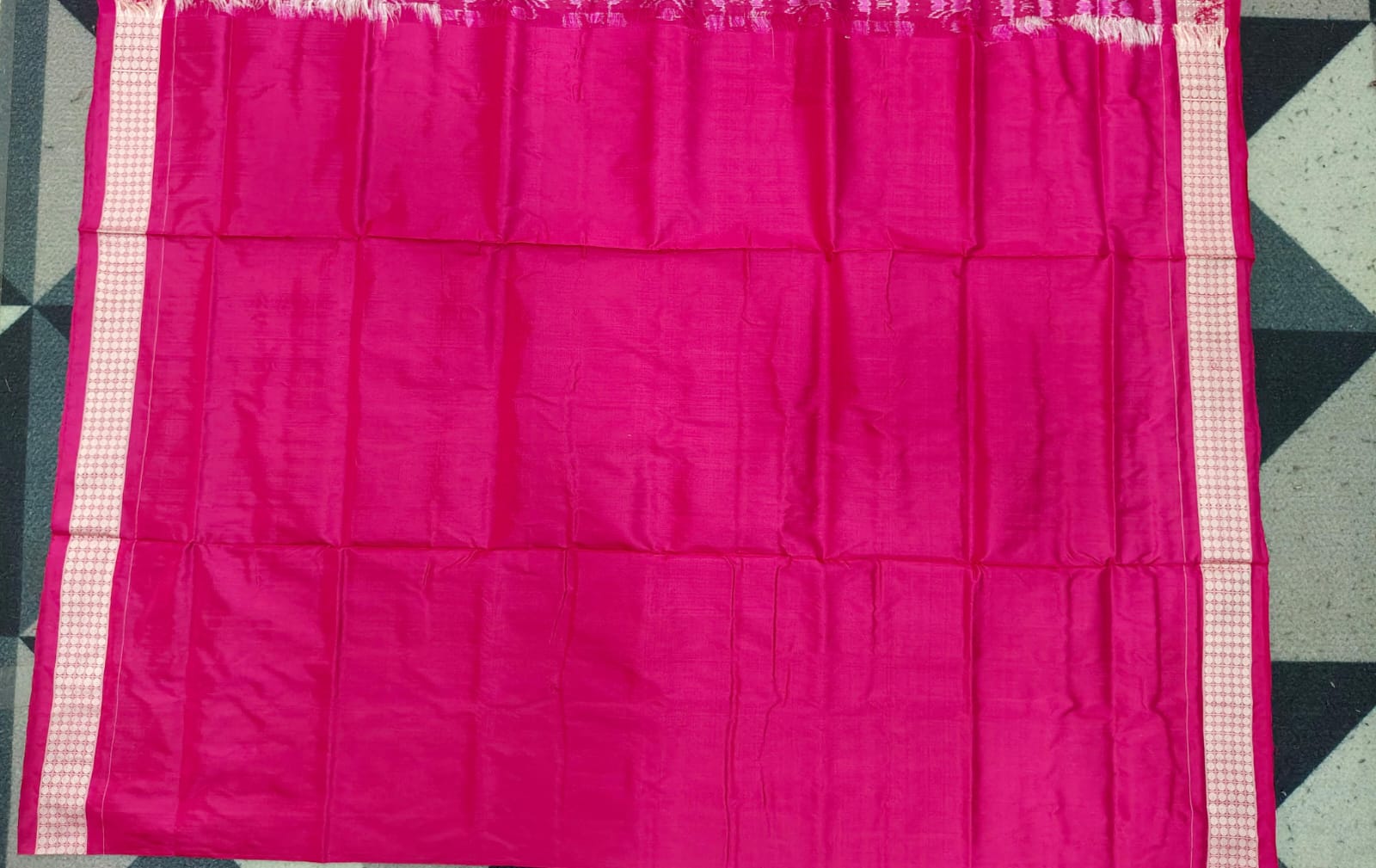 White Magenta Mini Flower Design Sambalpuri Silk Saree